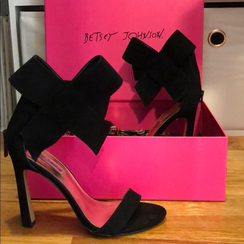 Betsey Johnson black bow heels